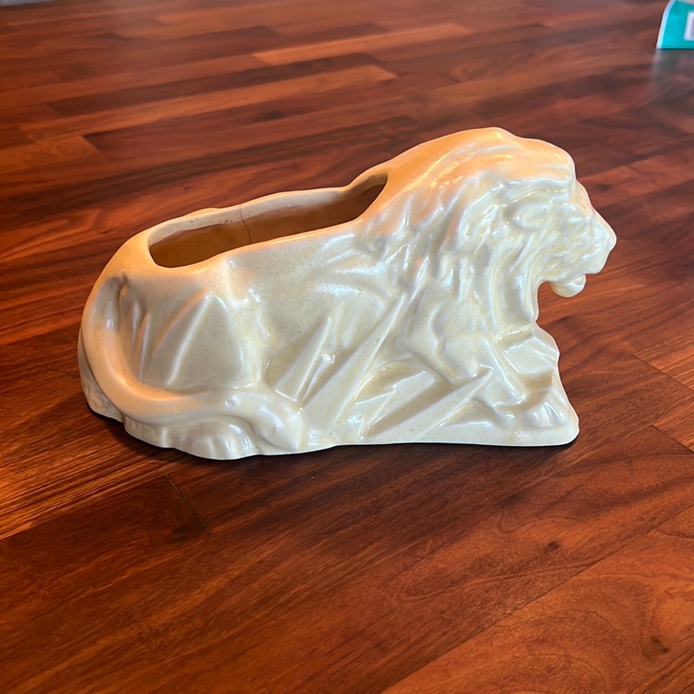 VINTAGE 1940'S NELSON
MCCOY POTTERY LION
PLANTER ~ RARE